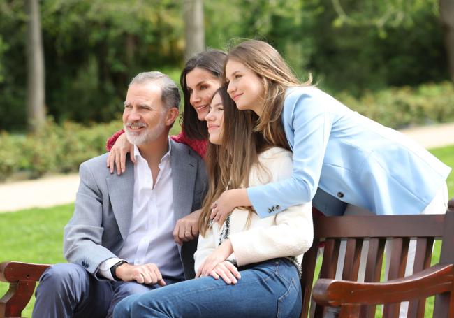 Don Felipe y doña Letizia, junto a sus hijas, en una imagen en los jardines del Palacio Real con motivo del 20 aniversario de la boda de los Reyes.