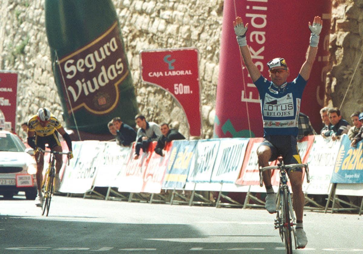 Pascal Hervé gana la tercera etapa de la Vuelta al País Vasco de 1998 por delante de Iñigo Cuesta en Viana.