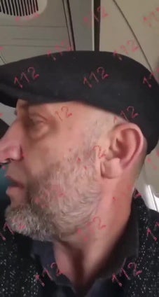 Un pasajero muestra los instantes previos a que se estrellara el avión en Kazajistán: daños en el ala y mascarillas de oxígeno