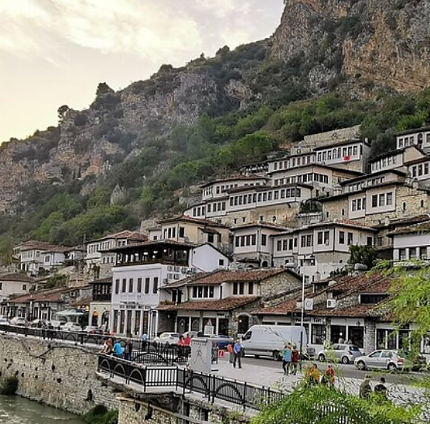 Berat, la ciudad blanca de las mil ventanas que es Patrimonio de la Humanidad en Albania