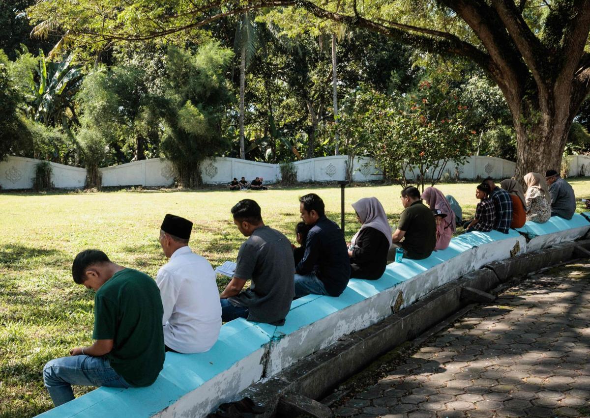 Imagen secundaria 1 - Homenajes a las víctimas en la fosa común de Siron, en Banda Aceh.