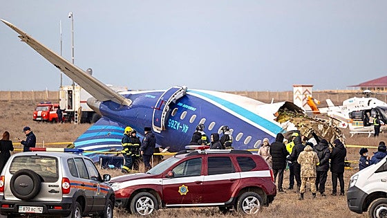 Acusan a Rusia de derribar con un misil el avión siniestrado en Kazajistán