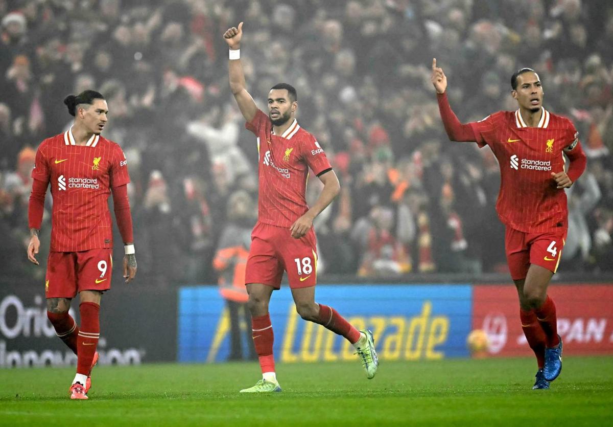 Darwin Núñez, Gakpo y Van Dijk celebran el gol del neerlandés al Leicester.