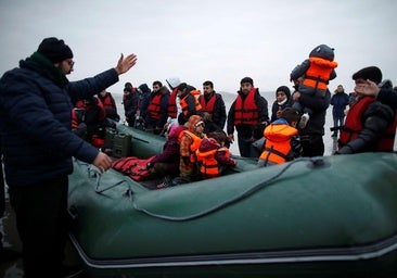 Rescatan a 107 migrantes que intentaban cruzar el Canal de la Mancha