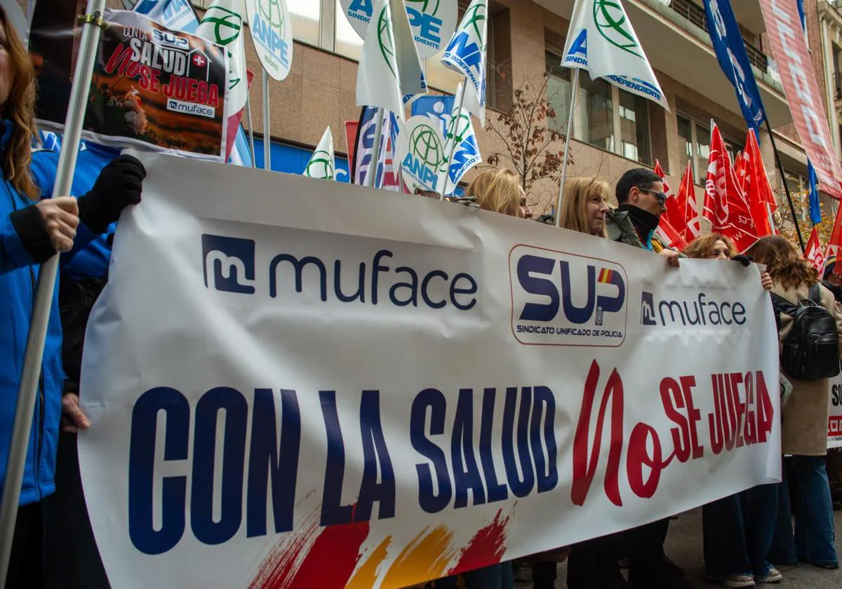 Manifestacion de funcionarios y empleados públicos por el mantenimiento de MUFACE.