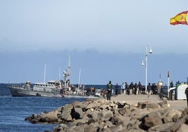 Intentan rescatar en Melilla a una patrullera marroquí encallada en el mar