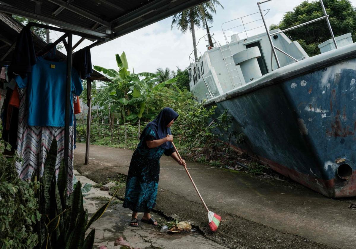 Imagen principal - Embarcaciones que fueron arrastradas por el tsunami siguen formando parte del paisaje de Banda Aceh, la zona cero de la tragedia.