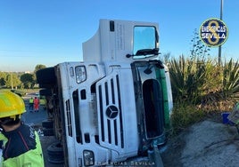 Una grúa retira un coche siniestrado en la carretera.