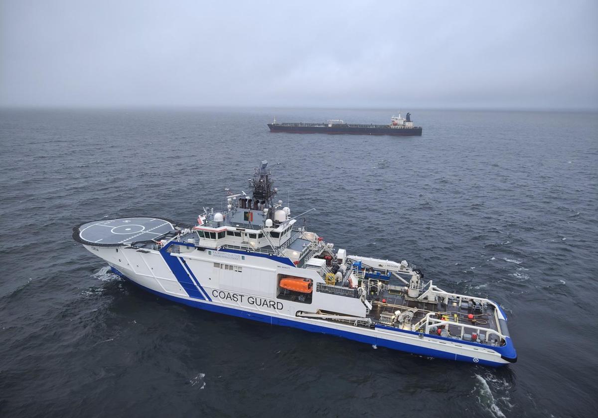 Un buque de la Guardia Fronteriza de Finlandia y el buque 'Eagle 5', este viernes, frente a la península finesa de Porkkalanniemi.