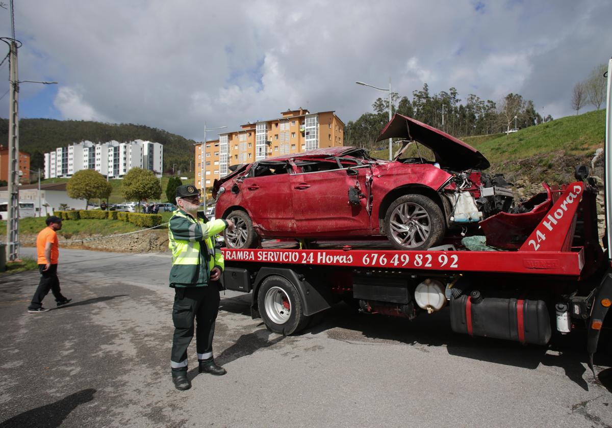 Una grúa retira un coche siniestrado en la carretera.