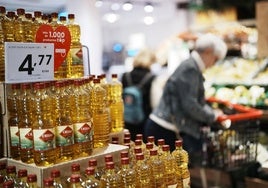 Botellas de aceite en un supermercado.