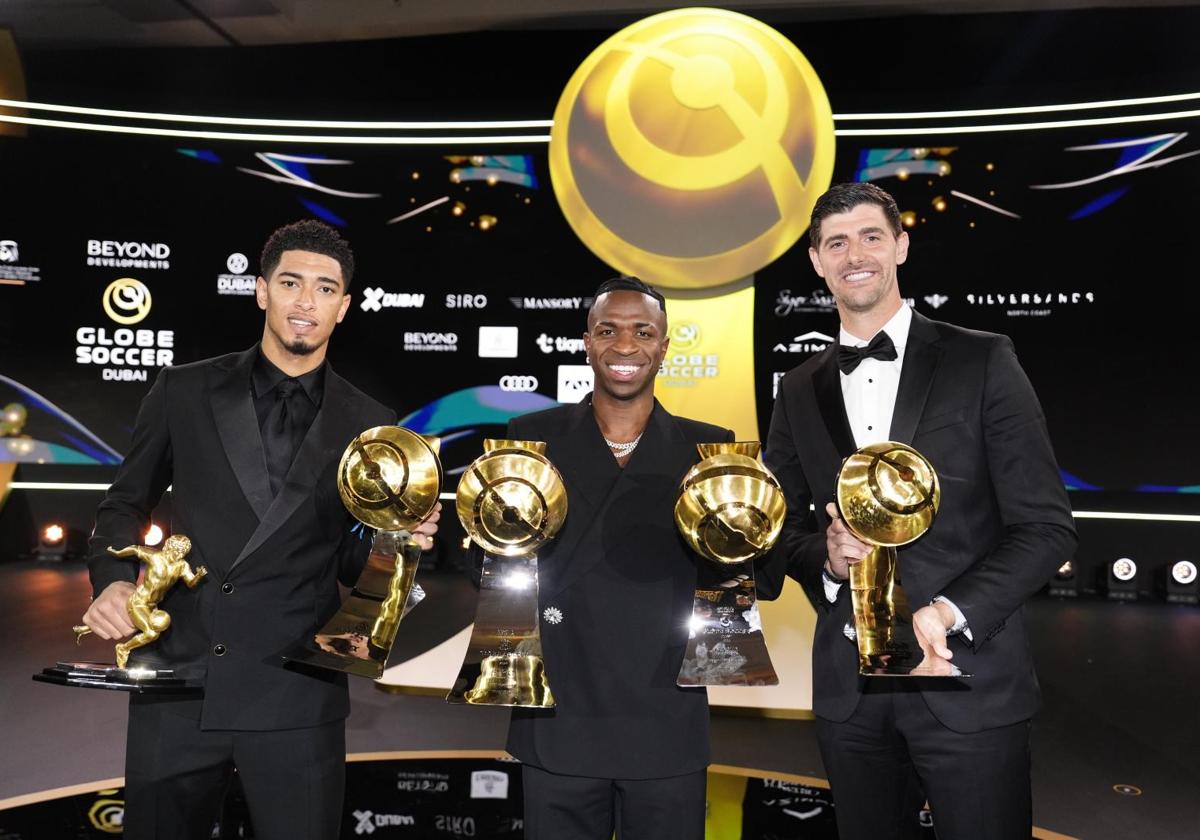 Vinicius, junto a Bellingham y Courtois tras la gala de los Globe Soccer Awards.