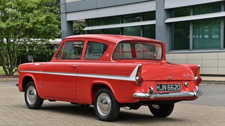 La característica luneta trasera invertida que también veremos, posteriormente, en el Citroën Ami 6 de 1961