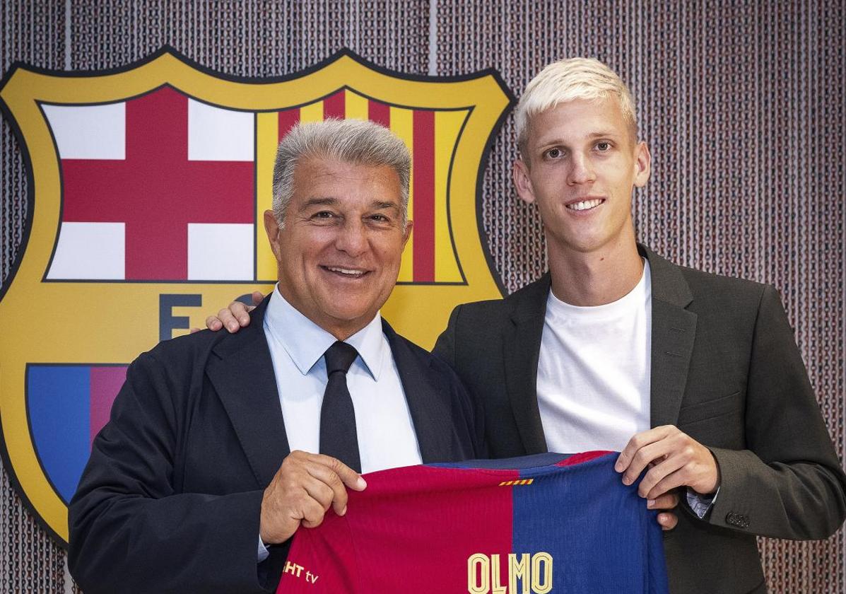 Joan Laporta y Dani Olmo, en la presentación del futbolista como nuevo jugador del Barça.