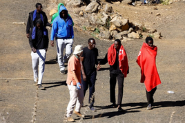 Un grupo de migrantes en el centro de acogida de El Hierro