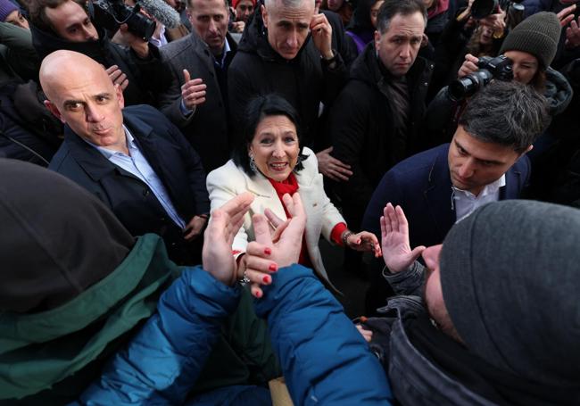 Salomé Zurabishvili recibe los saludos de los manifestantes.