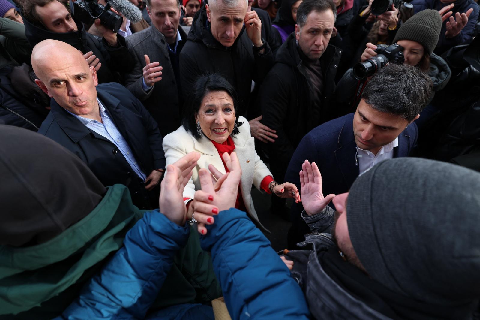 Salomé Zurabishvili recibe los saludos de los manifestantes.