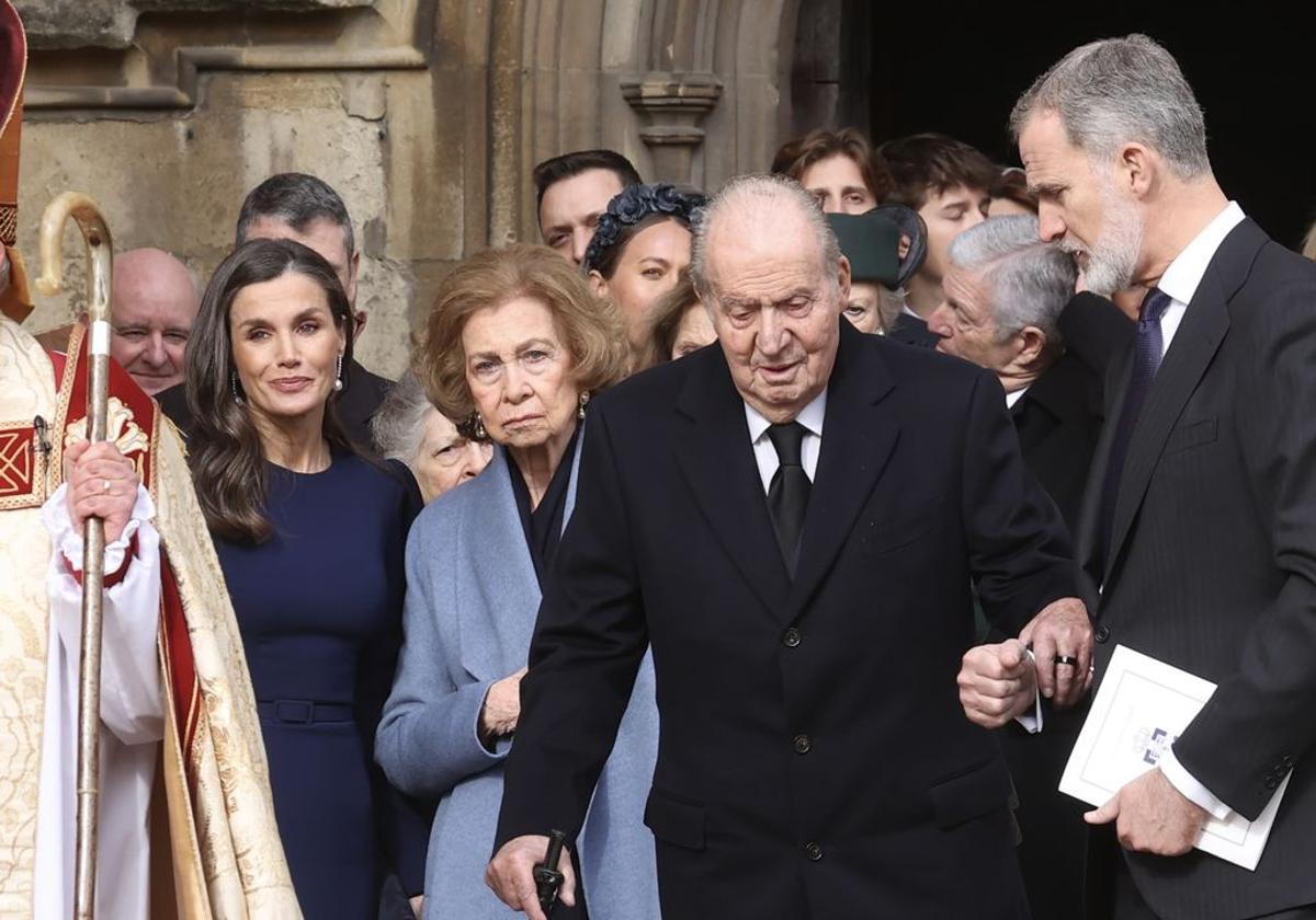 Don Juan Carlos se apoya, en febrero pasado, en su hijo para abandonar la capilla de Windsor.