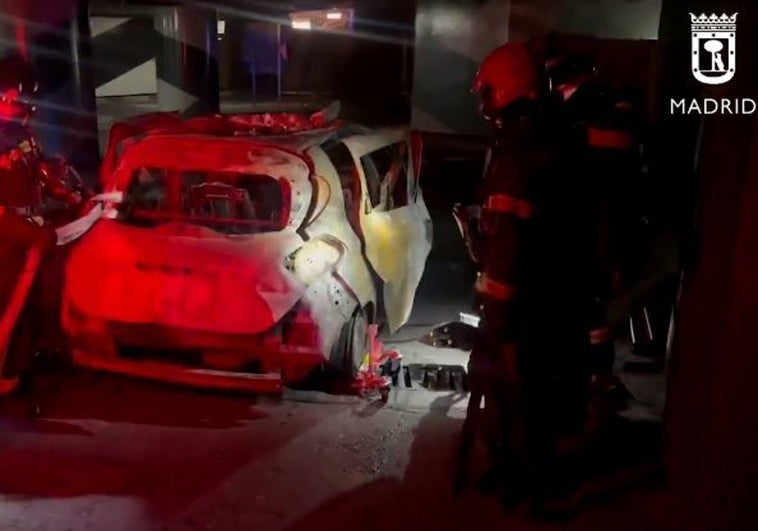 Vehículo incendiado en el parking