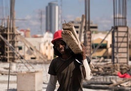 Un inmigrante, trabajando en la construcción.