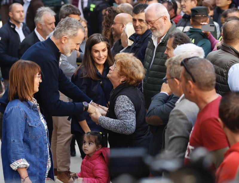 Los Reyes Felipe VI y Letizia, saludan a los vecinos durante la visita a la localidad de Paiporta.