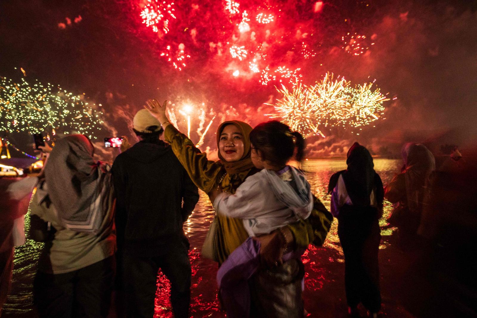 Fuegos artificiales para despedir el 2024 en Jakarta