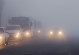 Según la DGT, con niebla nunca hay que pararse en un arcén, debemos encender las luces antiniebla, reducir mucho la velocidad y circular siguiendo las marcas longitudinales de la calzada