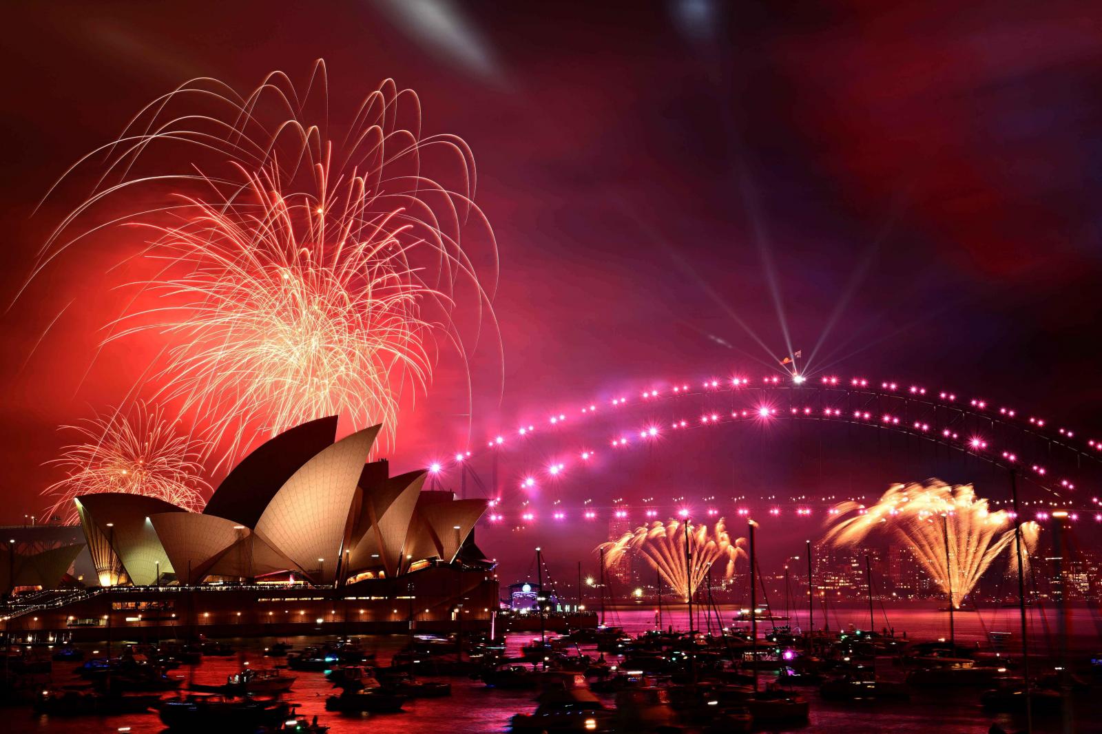 Fuegos artificiales iluminan el cielo sobre la Ópera y el Puente del Puerto durante las celebraciones del Año nuevo en Sydney