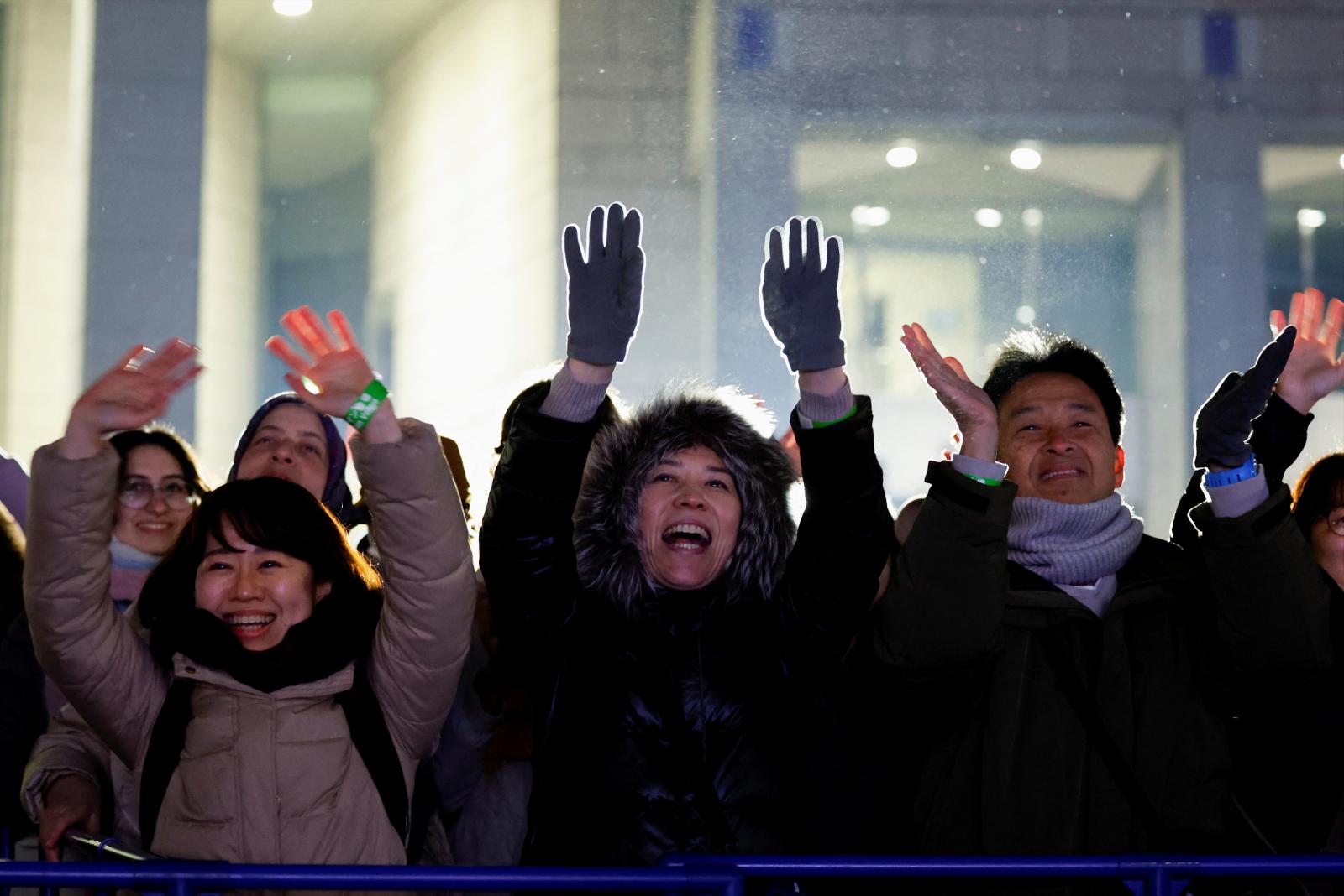 Varias personas celebran la entrada de 2025 en Tokio