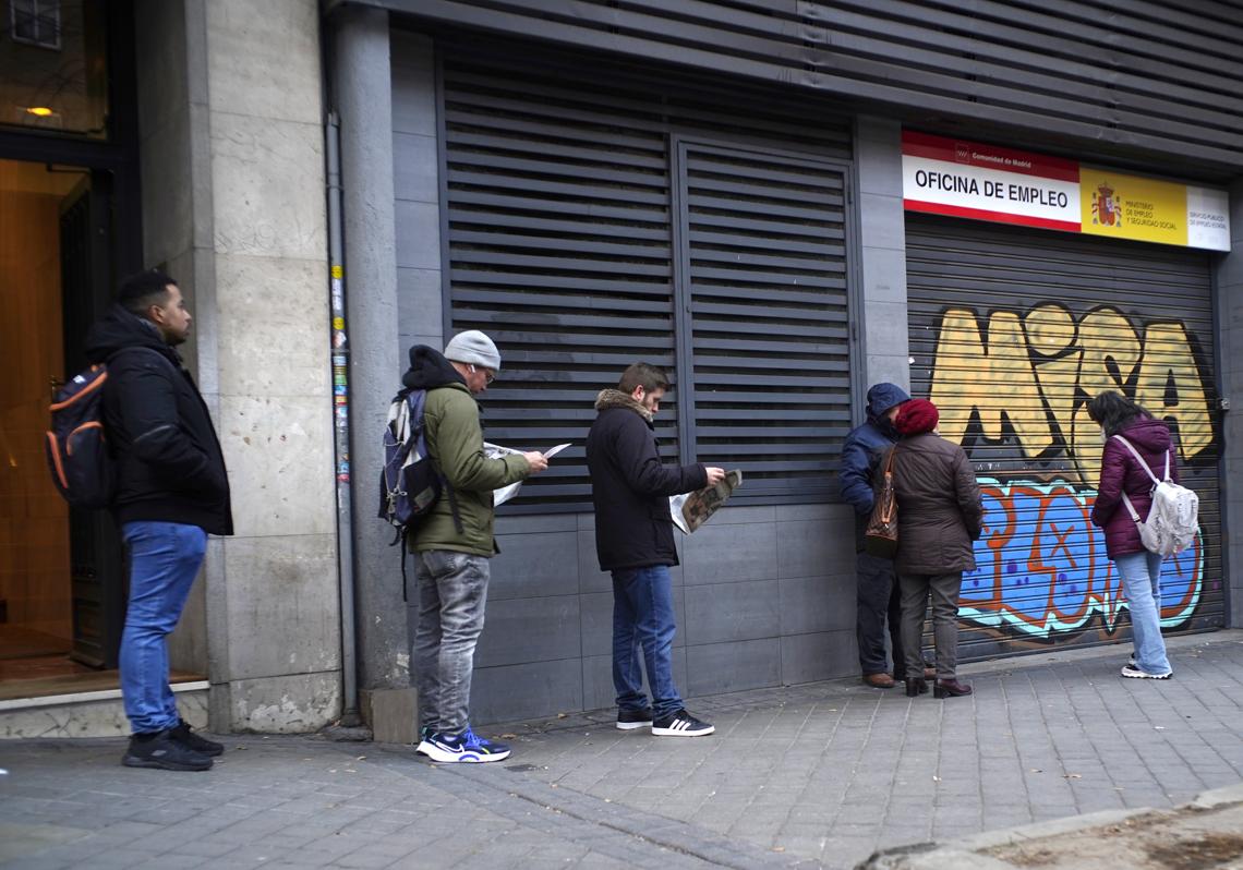 Gente apostada en una oficina del paro en la Comunidad de Madrid.