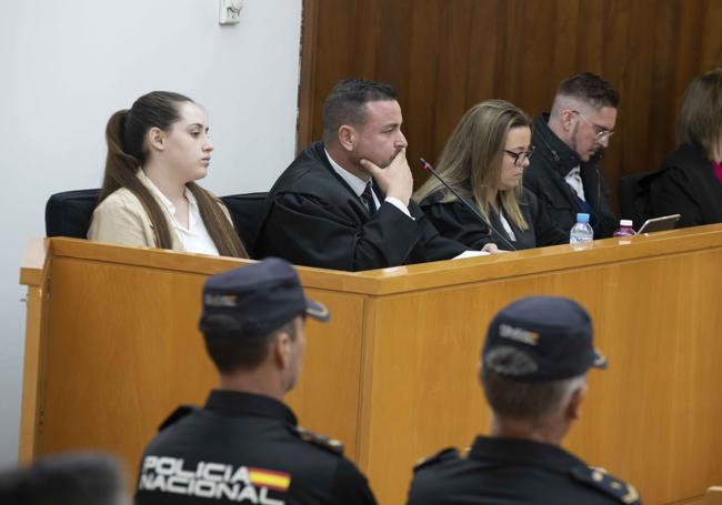 Natalia M. junto a sus abogados defensores, Antonio Casado y Sara Llorca, y al otro acusado, Agustín M.