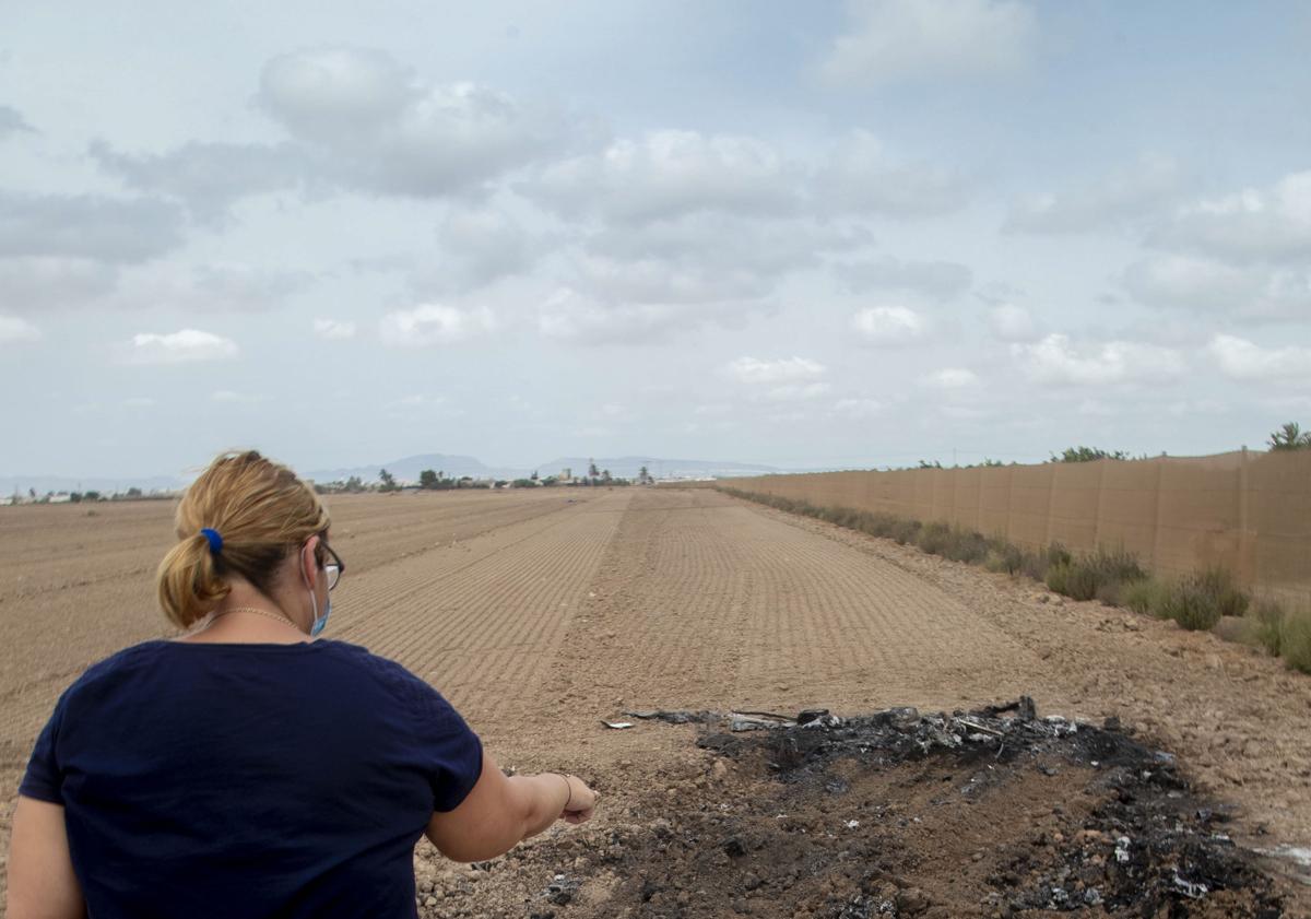 Imagen principal - Una familiar muestra el lugar en el se encontró el vehículo, el primer plano, José Manuel Rodríguez, la víctima, y una imagen del coche el día de los hechos.