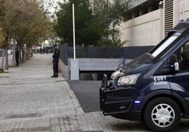 La Policía Nacional custodia el Instituto de Medicina Legal en una imagen de archivo.