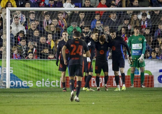 Los jugadores del Barça celebran uno de los tantos en la goleada ante el Barbastro.