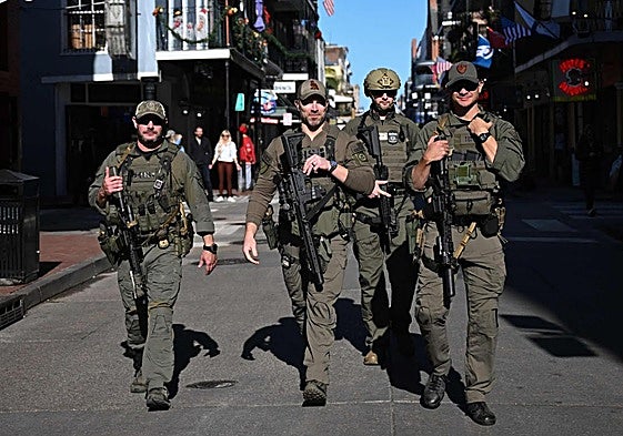Agentes federales patrullan por Bourbon, la céntrica calle de Nueva Orleans donde se produjo el atropello múltiple.