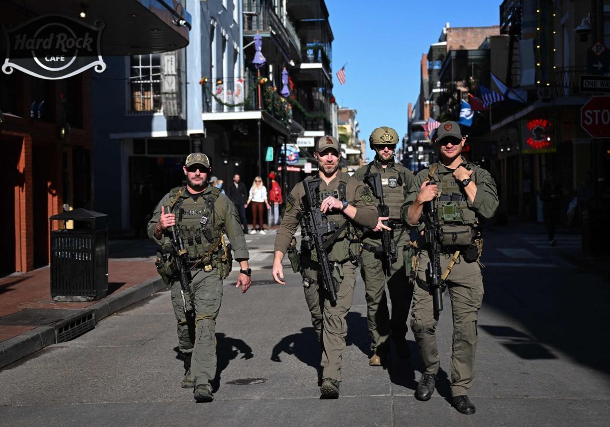 Agentes federales patrullan por Bourbon, la céntrica calle de Nueva Orleans donde se produjo el atropello múltiple.