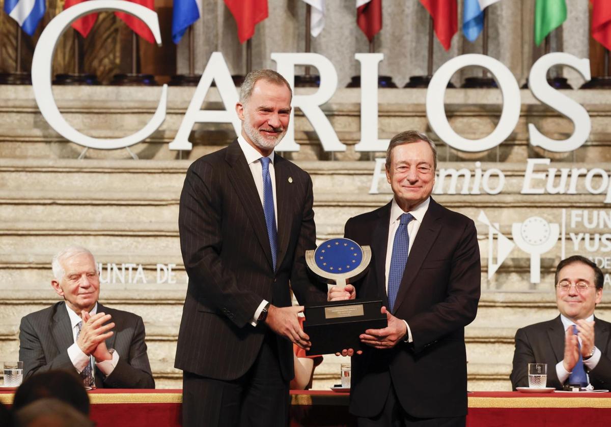 El rey Felipe VI entrega a Mario Draghi el Premio Europeo Carlos V, el pasado diciembre