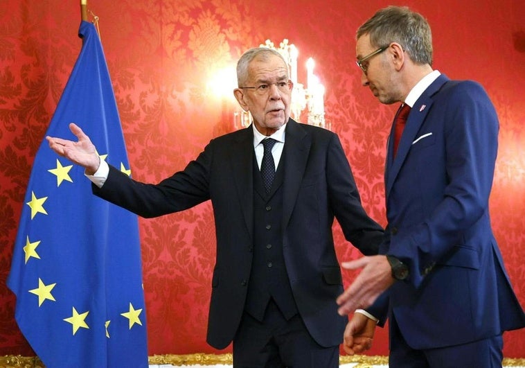 El presidente austríaco, Alexander Van der Bellen, recibe al líder de la ultraderecha, Herbert Kickl.