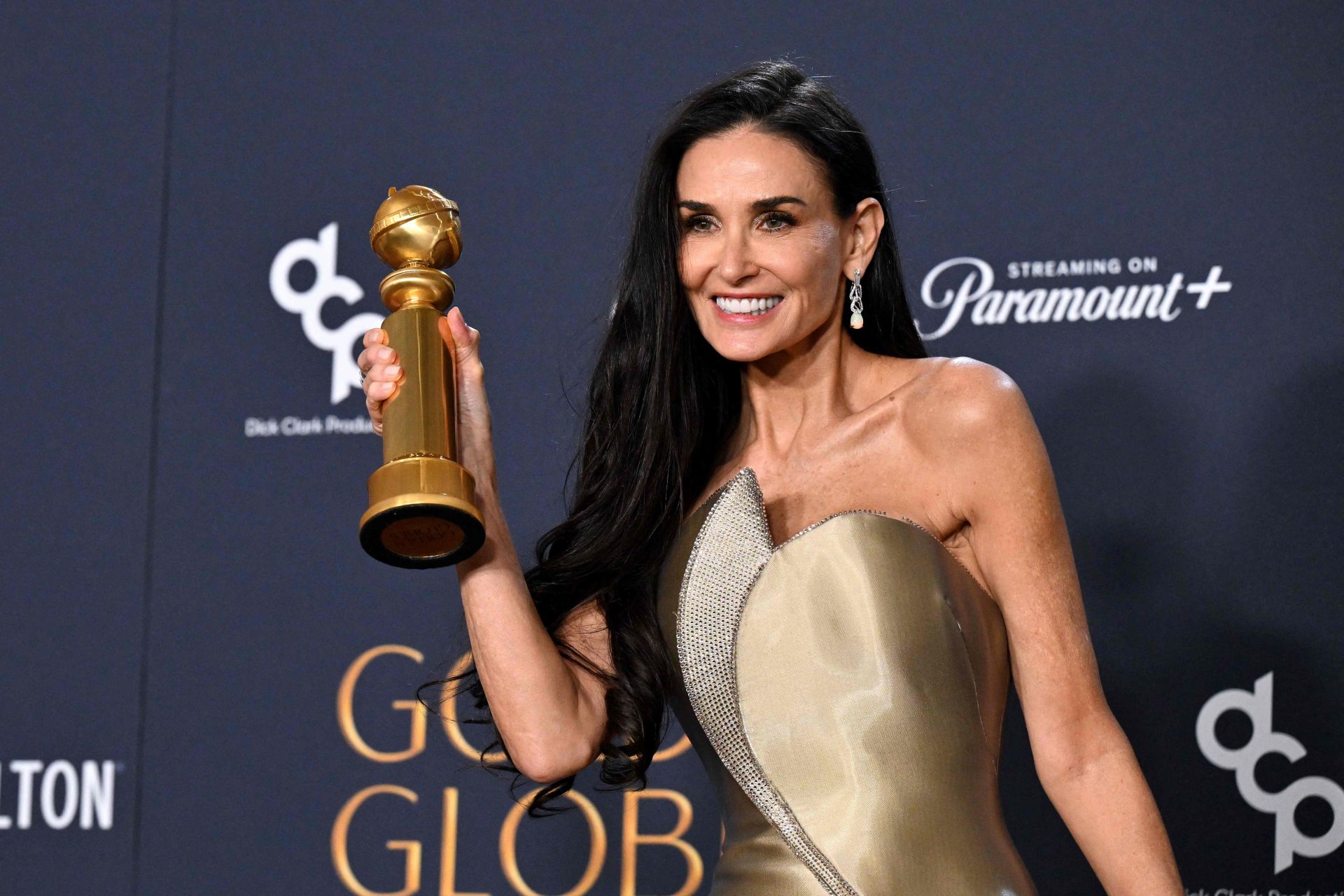 Demi Moore obtuvo el Globo de Oro como mejor actriz de cine de comedia o musical por 'La sustancia'.