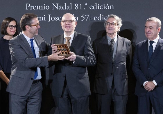 El escritor Jorge Fernández Díaz, este lunes recogiendo el Premio Nadal por su novela 'El secreto de Marcial'.