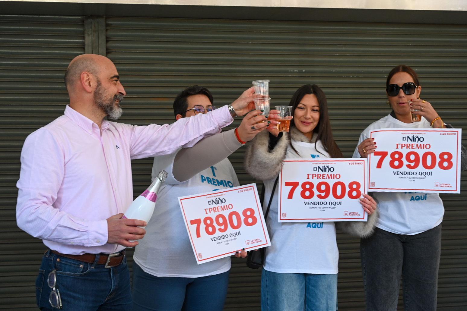 El primer premio del sorteo extraordinario de la lotería del Niño dotado se ha vendido íntegramente en la administración de El Corte Inglés de León ha estado muy repartido y vendido principalmente en ventanilla.