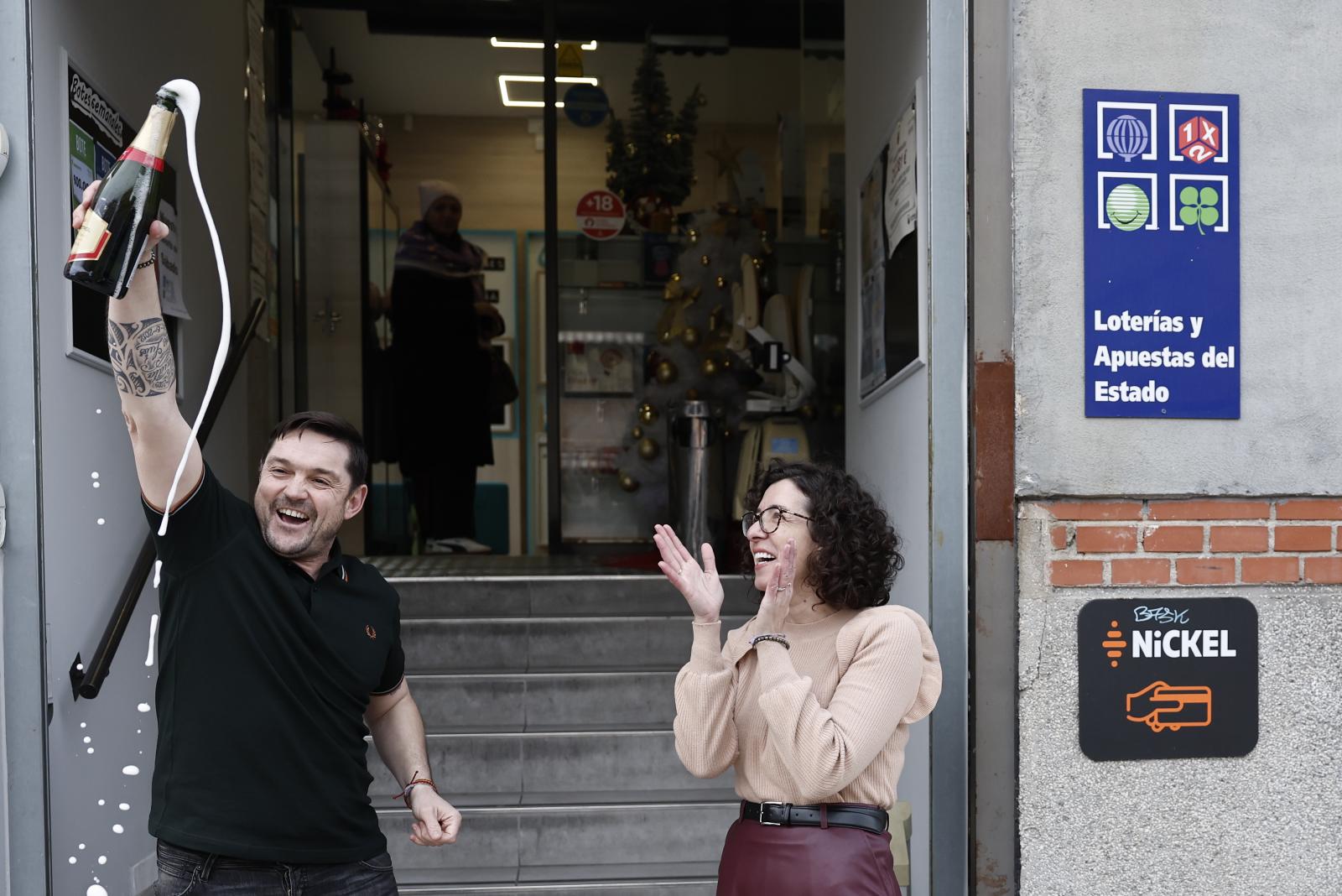 Beatriz Rodríguez, dueña de la administración de San Sebastián de los Reyes que ha vendido parte del número 06766 celebra haber repartido el segundo premio.