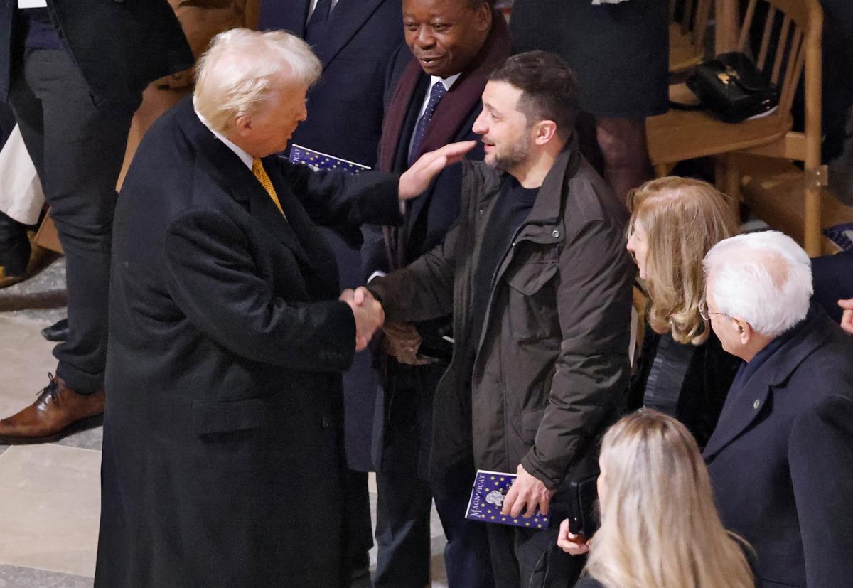 Zelenski saluda a Trump durante la reinaguración de la catedral de Notre Dame.