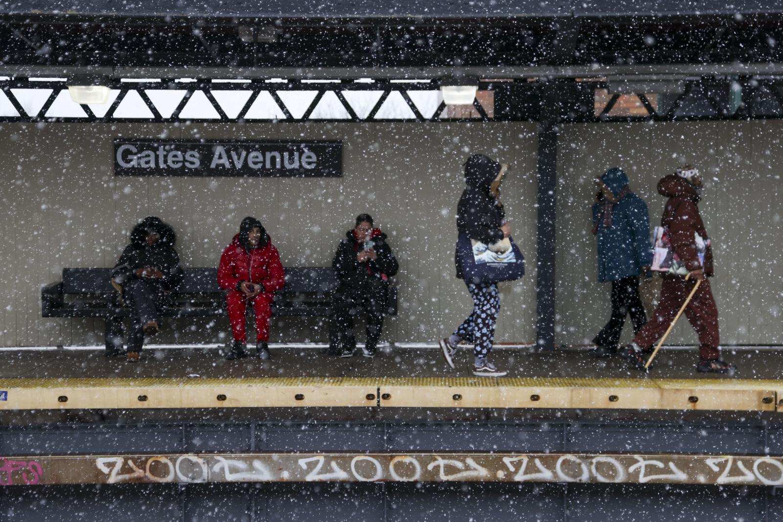 Una fuerte tormenta de nieve cubre de blanco a EE UU