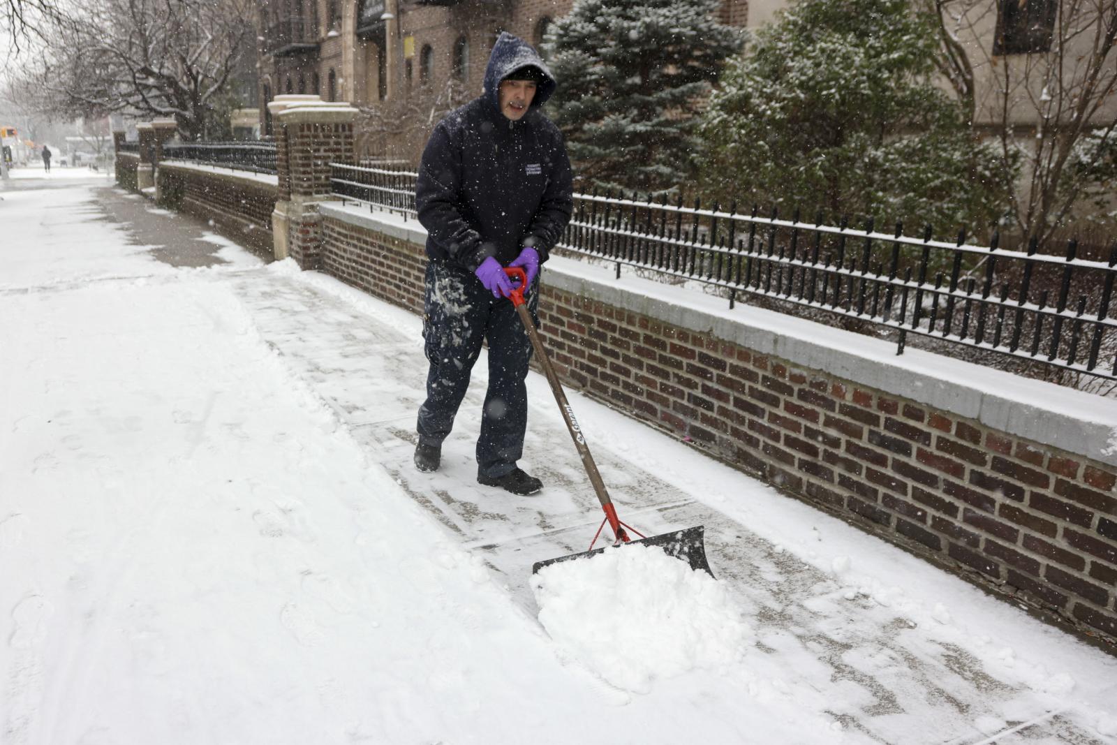 Una fuerte tormenta de nieve cubre de blanco a EE UU