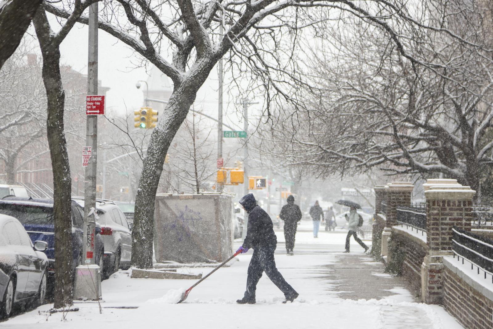 Una fuerte tormenta de nieve cubre de blanco a EE UU