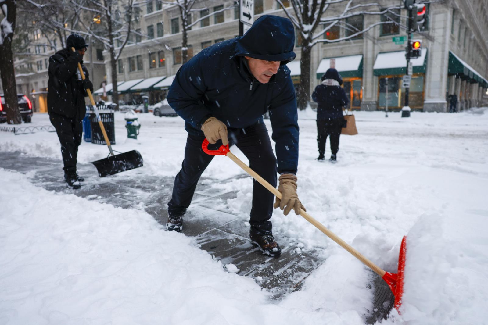 Una fuerte tormenta de nieve cubre de blanco a EE UU