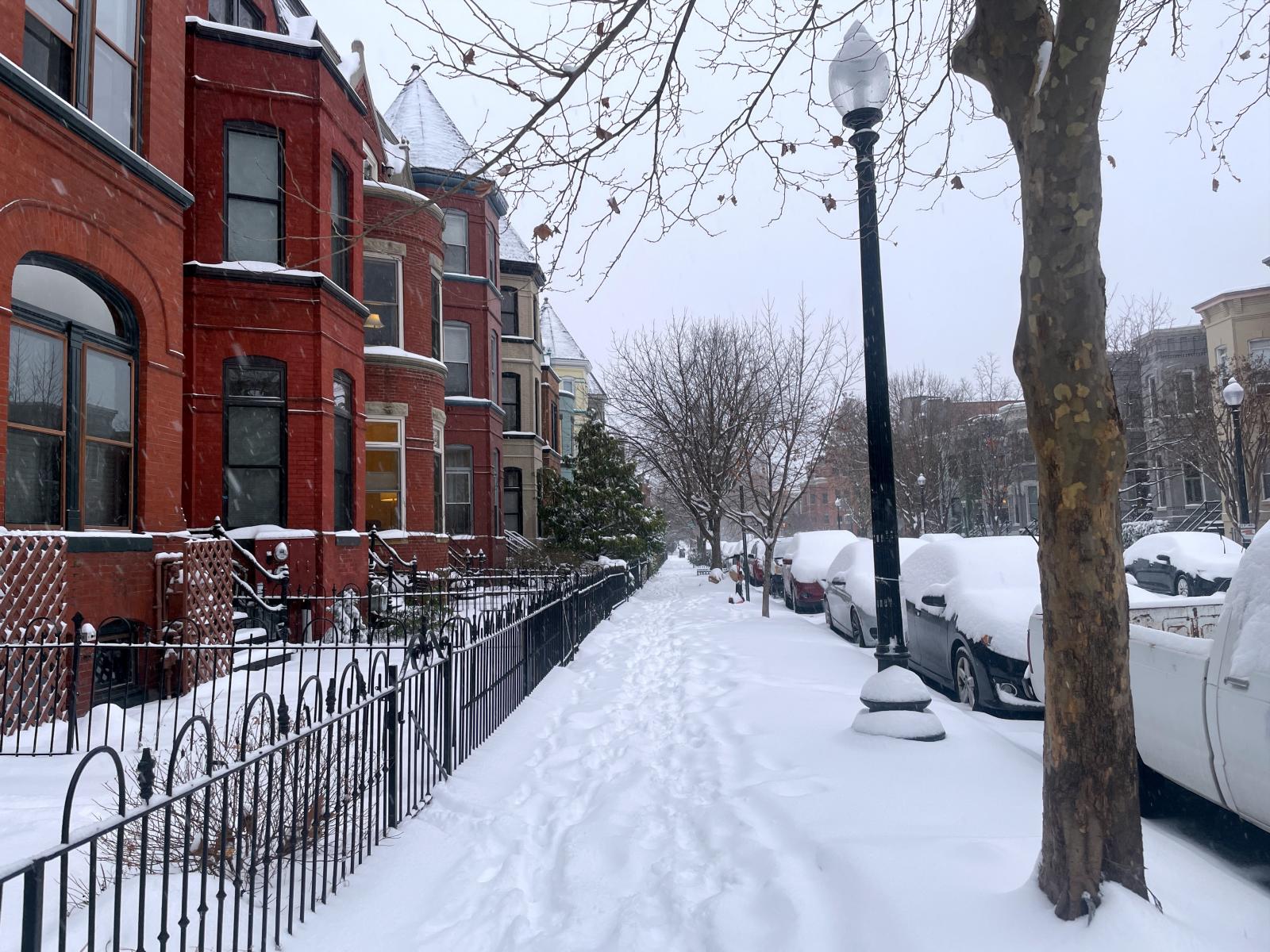 Una fuerte tormenta de nieve cubre de blanco a EE UU