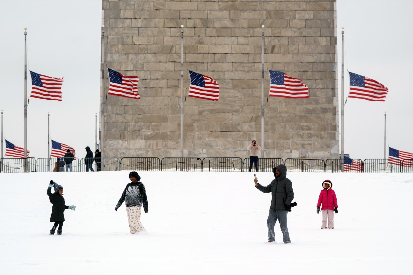 Una fuerte tormenta de nieve cubre de blanco a EE UU