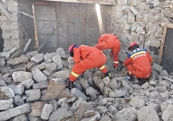 Equipos de rescate trabajan buscando víctimas entre los escombros.